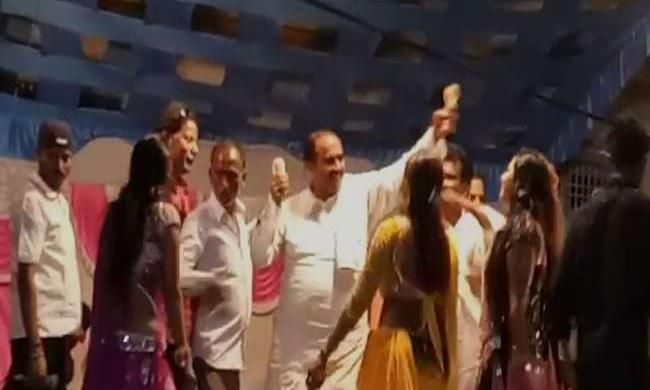 आजमगढ़ : दिन में प्रचार, रात में बार बालाओं के साथ ठुमके आजमगढ़ : दिन में प्रचार, रात में बार बालाओं के साथ ठुमके