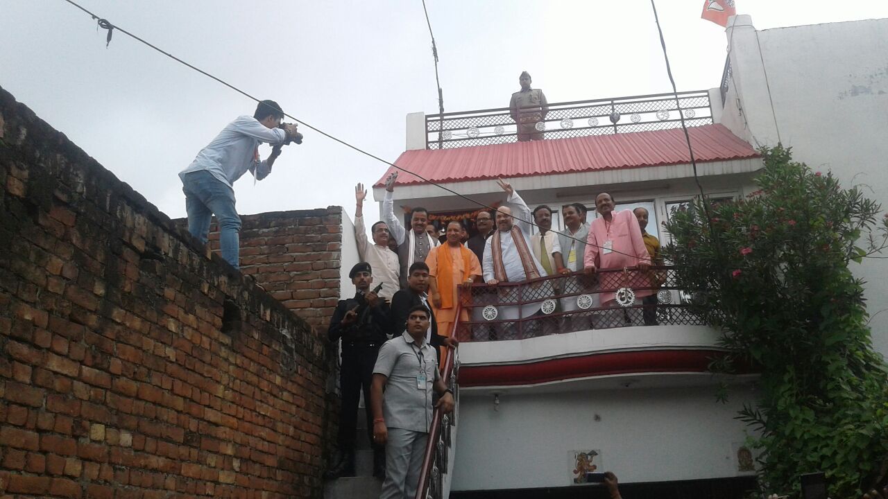 सीएम योगी संग सोनू यादव के घर खाने पहुंचे अमित शाह सीएम योगी संग सोनू यादव के घर खाने पहुंचे अमित शाह