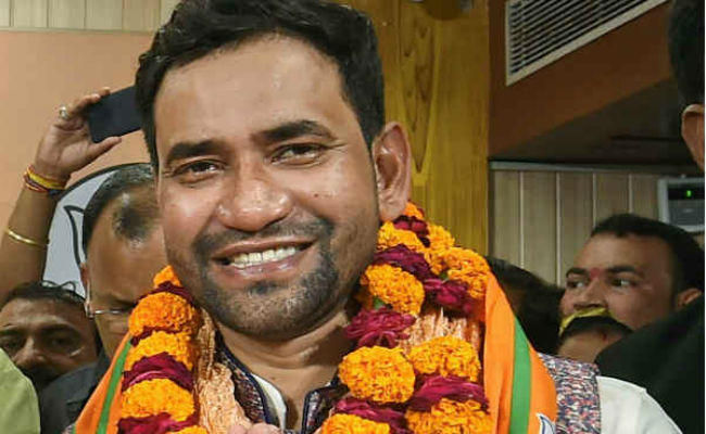 पुष्पेंद्र एनकाउंटर केस: निरहुआ ने की योगी सरकार से CBI जांच कराने की मांग पुष्पेंद्र एनकाउंटर केस: निरहुआ ने की योगी सरकार से CBI जांच कराने की मांग