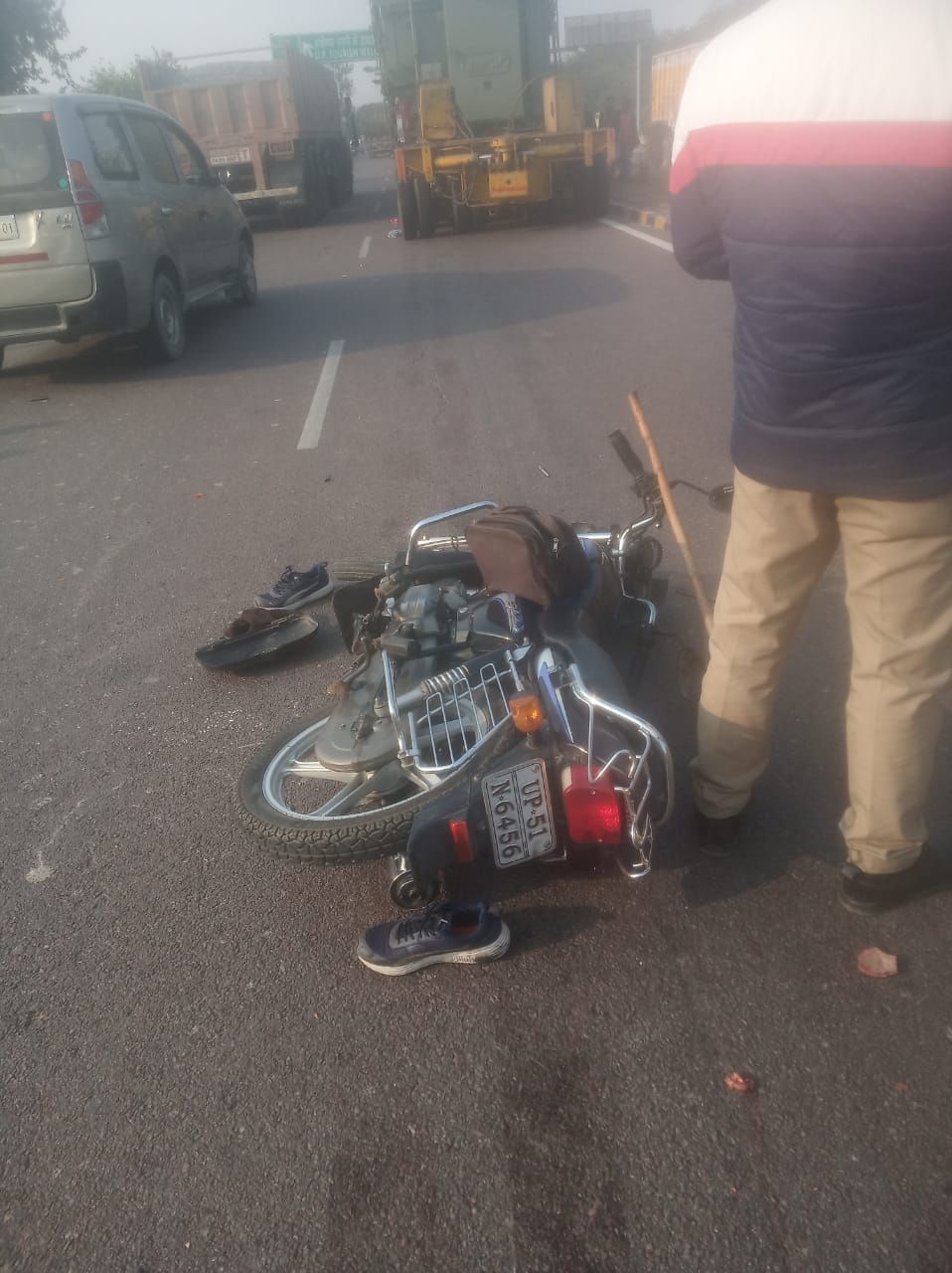 अयोध्या हाईवे पर हुआ भीषण हादसा, बाइक सवार की मौके पर ही मौत अयोध्या हाईवे पर हुआ भीषण हादसा, बाइक सवार की मौके पर ही मौत