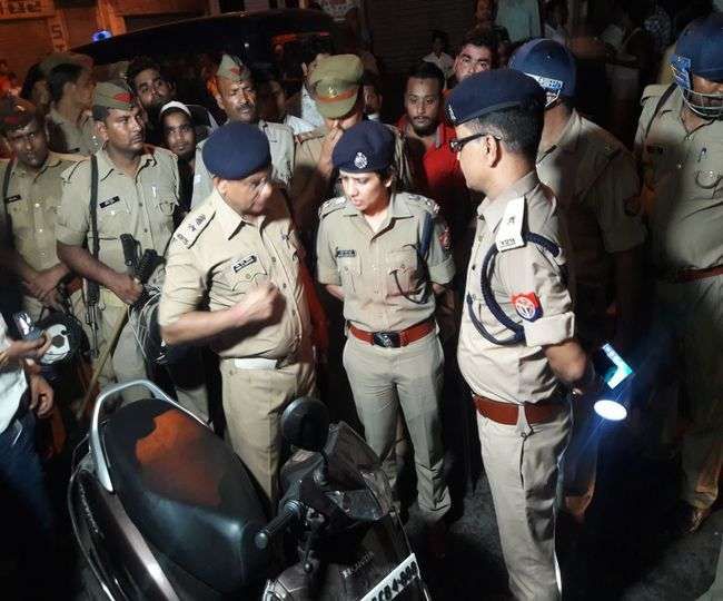 मेरठ में पार्षद समेत दो को भरे बाजार में गोलियों से भूना मेरठ में पार्षद समेत दो को भरे बाजार में गोलियों से भूना