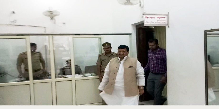 किसान को लेकर एसएसपी से मिलने पहुंचे शिवपाल किसान को लेकर एसएसपी से मिलने पहुंचे शिवपाल