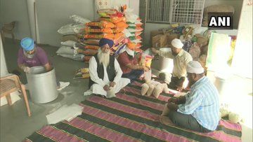 गुजरात: कोरोनावायरस के कारण लॉकडाउन के बीच अहमदाबाद में गुरुद्वारा गोबिंद धाम में भक्तों द्वारा जरूरतमंदों के लिए तैयार किए जा रहे भोजन के पैकेट।