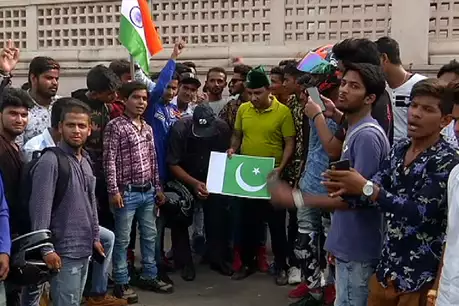 भूतपूर्व सैनिक संघ ने फूंका पाकिस्तान का झंडा