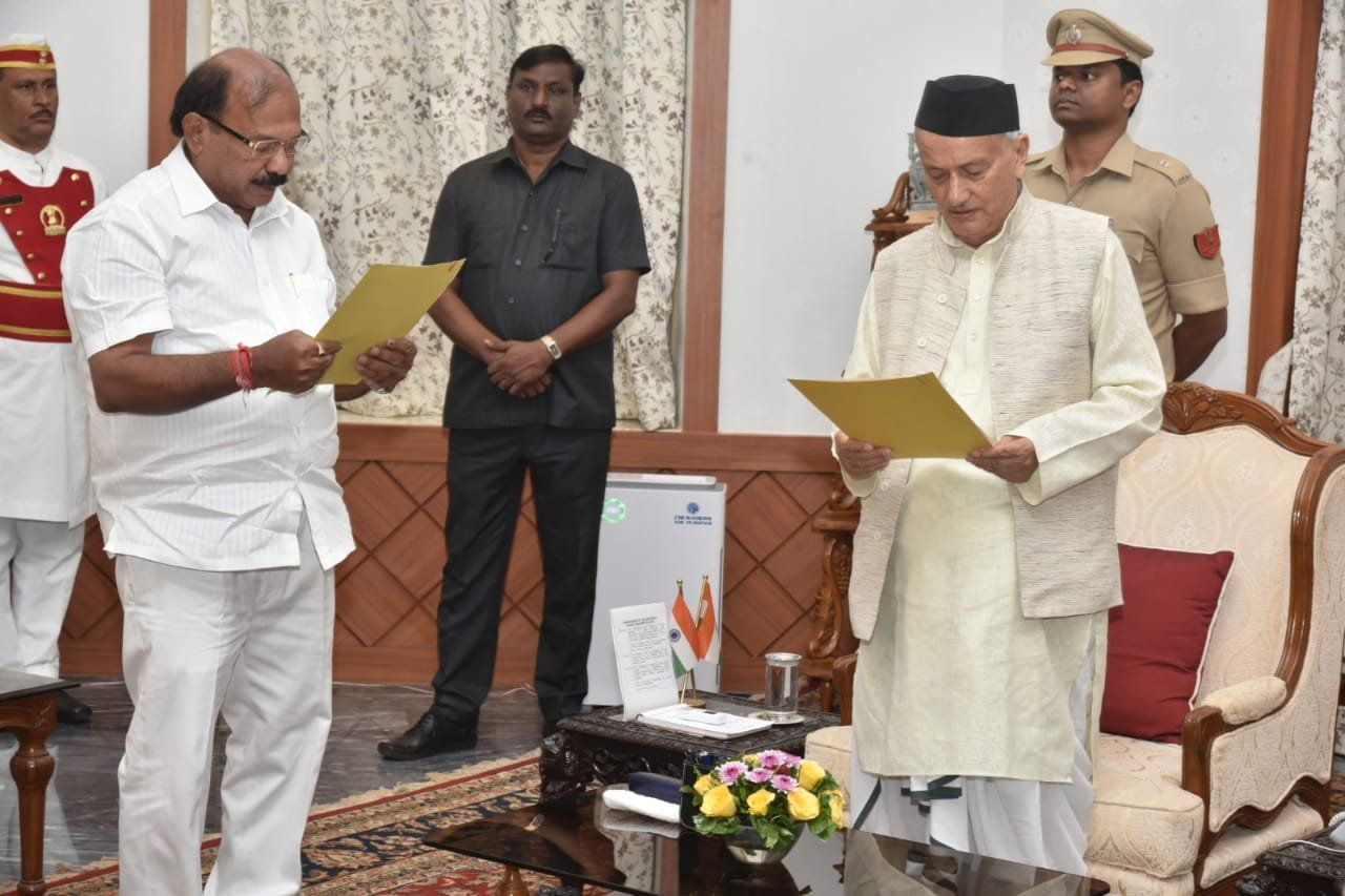 कालिदास कोलंबर ने प्रोटेम स्पीकर पद की शपथ ले ली है. उन्होंने राज्यपाल ने मंगलवार शाम शपथ दिलाई.