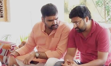 अंकुर राज तिवारी ने पूर्व सांसद भालचंद्र यादव के बेटे को बधाया ढाढस अंकुर राज तिवारी ने पूर्व सांसद भालचंद्र यादव के बेटे को बधाया ढाढस