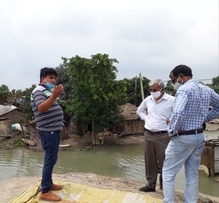 उपजिलाधिकारी ने किया बंधे व रेल लाइन का निरीक्षण उपजिलाधिकारी ने किया बंधे व रेल लाइन का निरीक्षण