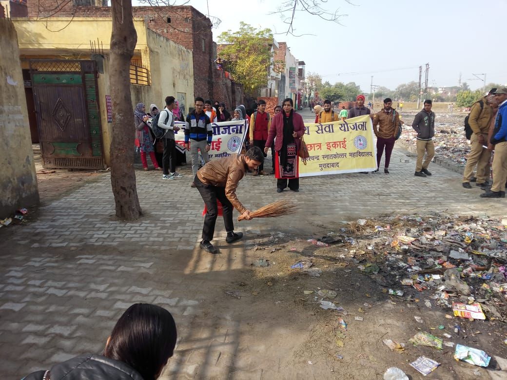महाराजा हरिश्चंद्र पीजी कॉलेज की एनएसएस छात्र एवं छात्रा इकाइयों द्वारा मलिन बस्तियों में साफ सफाई कर दिया गया स्वच्छता का संदेश