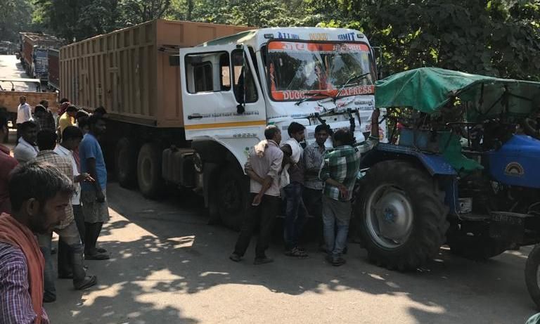 अनपरा (सोनभद्र): अनपरा की लाइफ लाइन कहे जाने वाले, अनपरा मार्ग पर ट्रक दुर्घटना ग्रस्त! लगा लम्बा जाम!