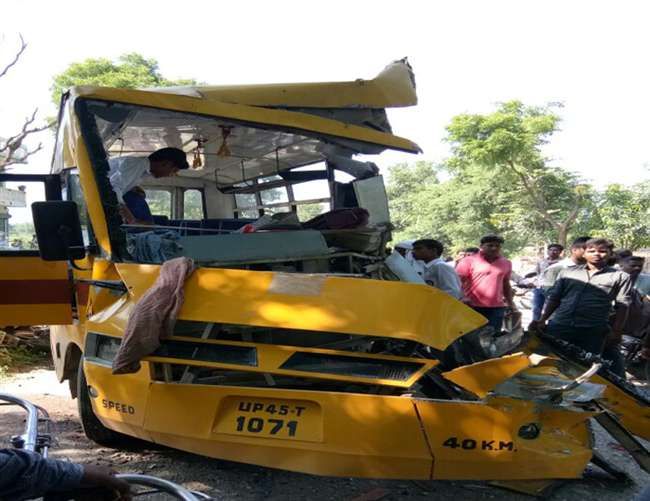 अंबेडकरनगर में स्कूली बस व ट्रक की टक्कर में दो दर्जन बच्चे घायल अंबेडकरनगर में स्कूली बस व ट्रक की टक्कर में दो दर्जन बच्चे घायल