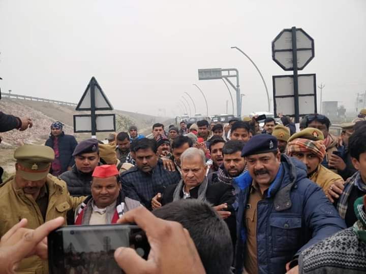 फिरोजाबाद हिंसा: मृतकों के परिजनों से मिलने जा रहे सपा प्रदेश अध्यक्ष सहित सांसद जावेद अली और विधायक विजय कठेरिया हिरासत में फिरोजाबाद हिंसा: मृतकों के परिजनों से मिलने जा रहे सपा प्रदेश अध्यक्ष सहित सांसद जावेद अली और विधायक विजय कठेरिया हिरासत में