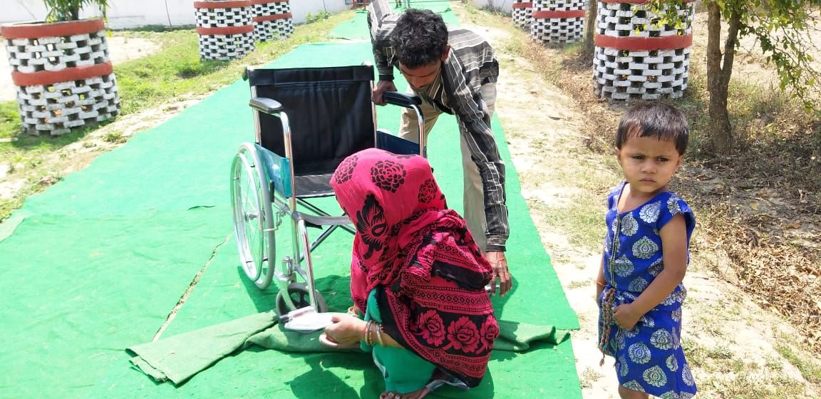 जूझते हुए दिव्यांग महिला ने अपने मताधिकार का प्रयोग किया