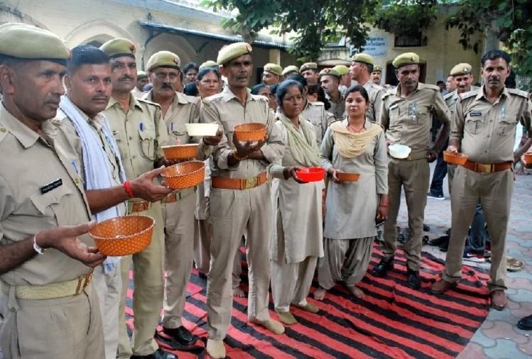 होमगार्डों ने हाथ में कटोरे लेकर किया प्रदर्शन, कहा- परिवार के सामने भूखा मरने की नौबत