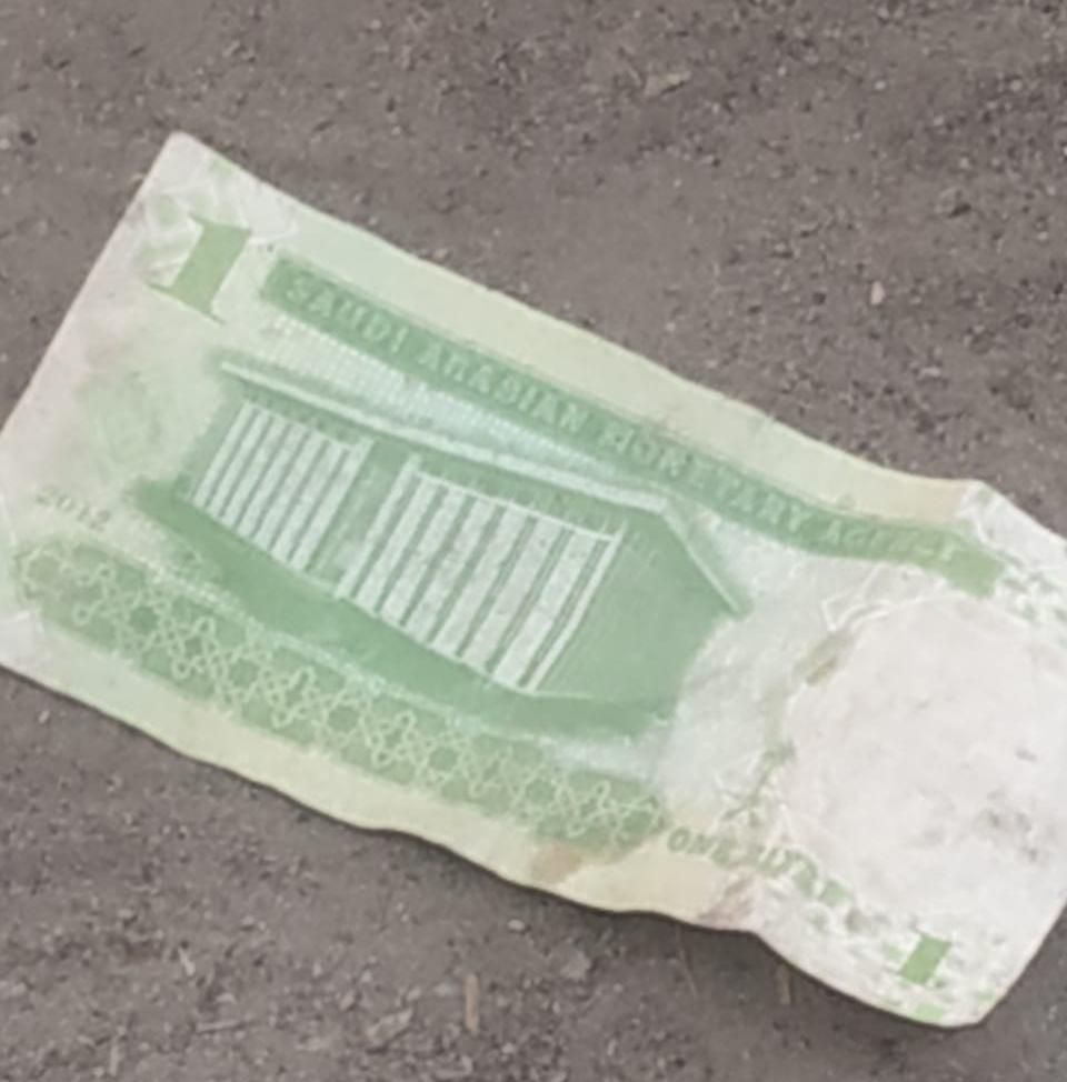 चन्दौली  : विदेशी करेंसी मिलने से ग्रामीणों में मचा हड़कंप , पुलिस के कहने पर लोगो ने नोट को जलाया, ग्रामीणों की माने तो कोरोना वायरस फैलाये के लिये फेका गया नोट मुगलसराय कोतवाली के चौरहट गाँव का माम�