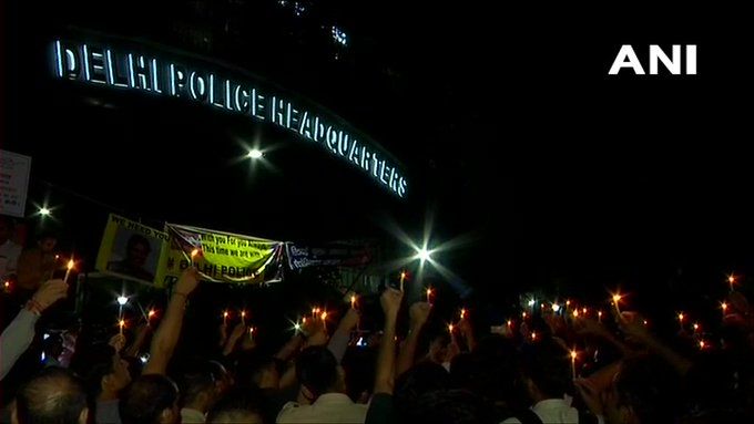 पुलिस की सभी मांगें मानी गईं, 10 घंटे बाद धरना खत्म पुलिस की सभी मांगें मानी गईं, 10 घंटे बाद धरना खत्म