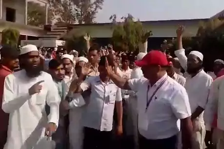 साइकिल का बटन दबाने पर कमल को वोट जाने का आरोप, मतदान का बहिष्कार