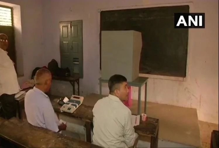 नकुड़ के पूर्व माध्यमिक विद्यालय नंबर 2 में बनाये गए बूथ नंबर 9 की मशीन खराब हो गई। इस वजह से वोटिंग बाधित रही। करीब एक घंटा इंतजार करने के बाद दर्जनों मतदाता वापस घर लौट गए।