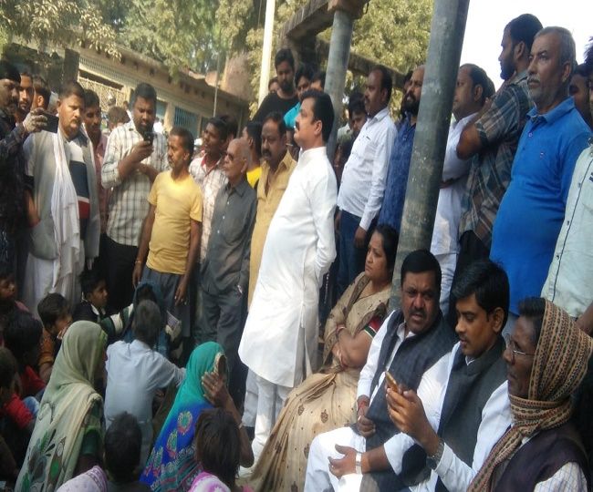 उन्नाव में किसानों के समर्थन में उतरे राजनीतिक दल उन्नाव में किसानों के समर्थन में उतरे राजनीतिक दल
