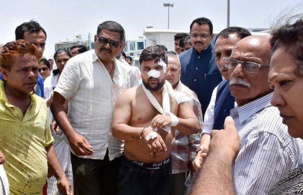 ड्राइवर सलीम ने भी माना श्रद्धालुओं की जान बचाने में कम नहीं है हर्ष देसाई का योगदान ड्राइवर सलीम ने भी माना श्रद्धालुओं की जान बचाने में कम नहीं है हर्ष देसाई का योगदान