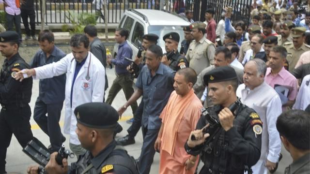 मरीजों का हाल जानने ट्रॉमा सेंटर से शताब्दी फेस टू पैदल ही पहुंचे CM योगी मरीजों का हाल जानने ट्रॉमा सेंटर से शताब्दी फेस टू पैदल ही पहुंचे CM योगी