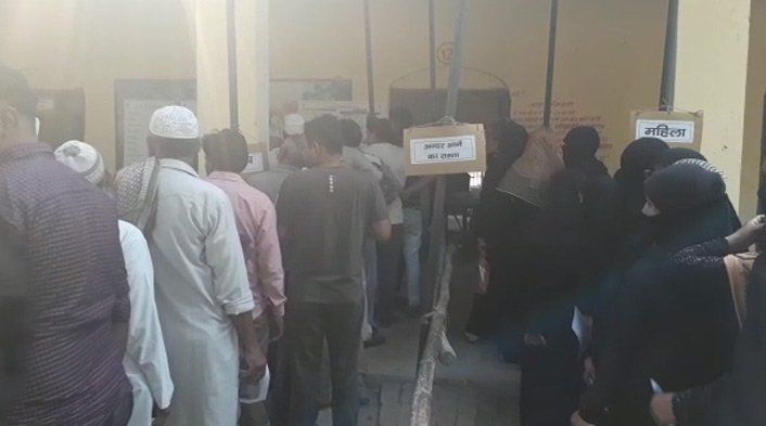 बिजनौर में कई जगहों पर ईवीएम खराब, मतदान प्रभावित