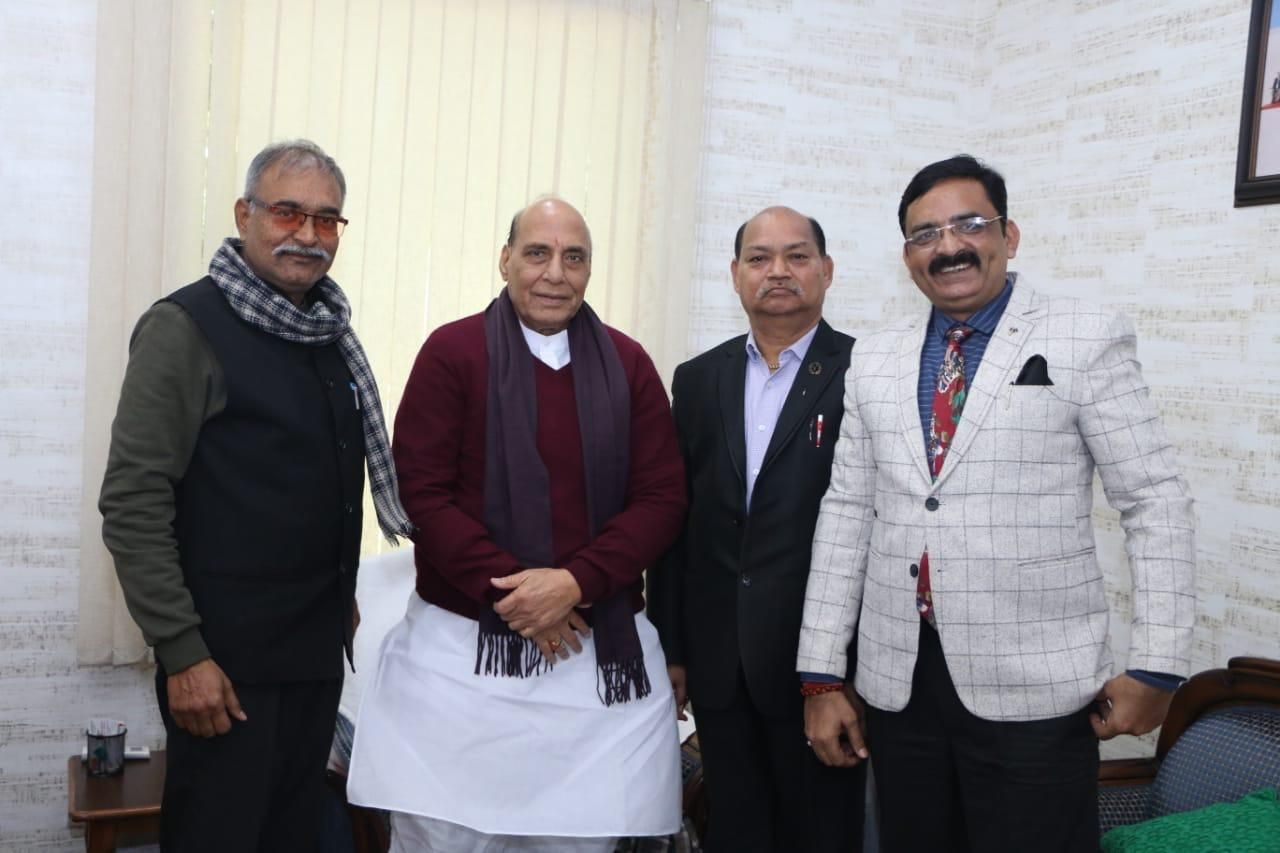 सेंट्रल बार एसोसीएशन लखनऊ के प्रतिनिधि मण्डल ने रक्षा मंत्री राजनाथ सिंह को पन्द्रह सूत्रीय ज्ञापन सौपा