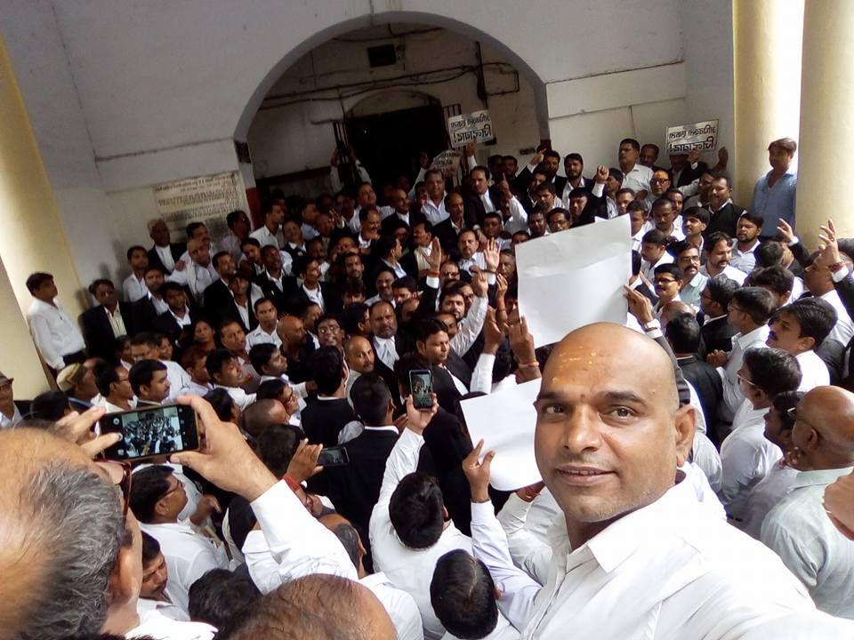 वाराणसी- जनपद न्यायालय स्थानांतरण मुद्दे पर  वकीलो का उग्र प्रदर्शन डीएम पोर्टिको में, वकील हड़ताल पर भी रहे