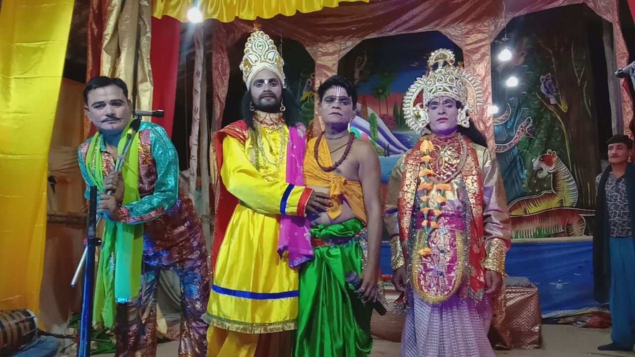 सहसपुर राजमहल में चल रही रामलीला में रावण ने किया सीता का हरण सहसपुर राजमहल में चल रही रामलीला में रावण ने किया सीता का हरण