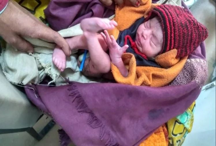 लखनऊ फिर शर्मसार, मंदिर की सीढ़ियों पर मिली नवजात लखनऊ फिर शर्मसार, मंदिर की सीढ़ियों पर मिली नवजात