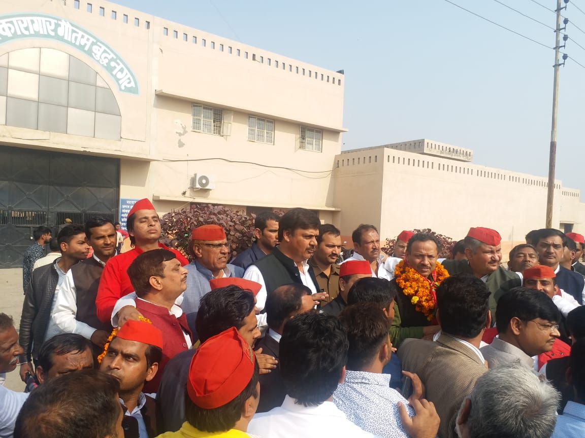 लुकसर जेल से जमानत पर रिहा हुए सपा प्रवक्ता अनुराग भदौरिया।