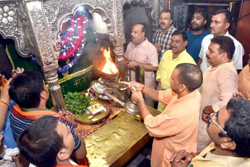 सीएम योगी ने काल भैरव मंदिर और बाबा काशी विश्वनाथ मंदिर में दर्शन-पूजन किया.