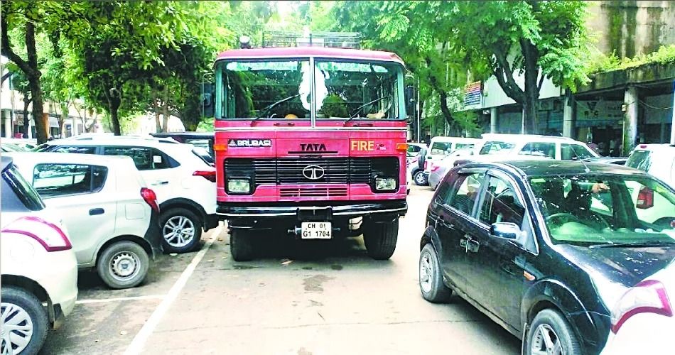 दिल्लीः वाईएमसीए बिल्डिंग में आग, दमकल की गाड़ियां मौके पर