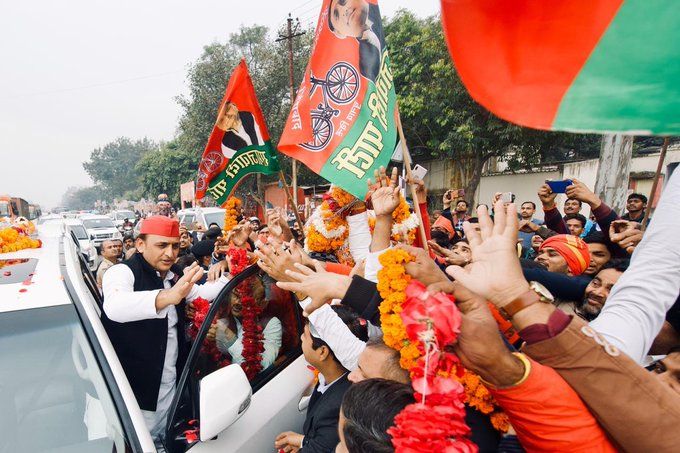 सपा के राष्ट्रीय अध्यक्ष अखिलेश यादव का बुधवार  को सीतापुर के रस्ते में  स्वागत के लिए कार्यकर्ताओं में होड़ मच गई।