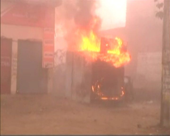 कासगंज में सुबह सुबह आगजनी की घटना, उपद्रवियों ने दुकान में आग लगाई. प्रशासन ने ऐतिहातन इटरनेट सेवाएं आज शाम तक बंद कर दी हैं.