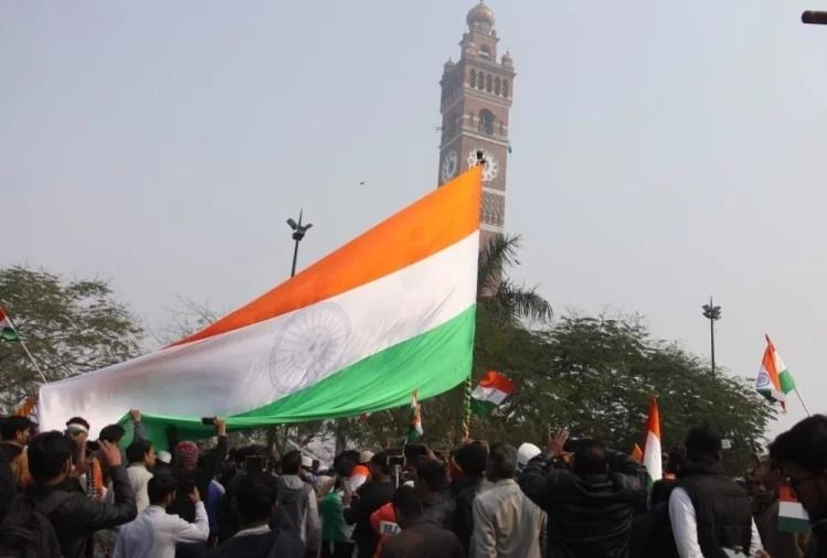 घंटाघर पर प्रदर्शन कर रहीं महिलाओं को नोटिस, हो सकती है तीन साल की सजा व भारी जुर्माना