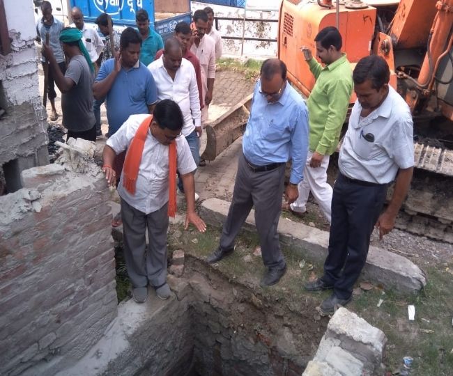 भाजपा के विधायक सफाई व्यवस्था से नाराज होकर स्वयं नाले में उतर गए भाजपा के विधायक सफाई व्यवस्था से नाराज होकर स्वयं नाले में उतर गए