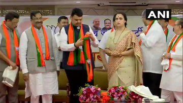 मुंबई: NCP के पूर्व नेता शिवेंद्र राजे भोसले, संदीप नाइक और चित्रा वाघ महाराष्ट्र के मुख्यमंत्री देवेंद्र फडणवीस की मौजूदगी में बीजेपी में शामिल हुईं।