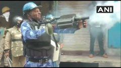 रामपुर: पुलिस ने आज नागरिकता संशोधन कानून के खिलाफ विरोध प्रदर्शन के दौरान पथराव के बाद प्रदर्शनकारियों पर आंसू गैस के गोले दागे।