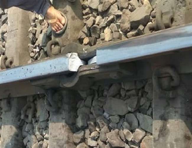 चित्रकूट में टूटी पटरी से निकली मालगाड़ी, दुर्घटना से बची दूरंतो एक्सप्रेस चित्रकूट में टूटी पटरी से निकली मालगाड़ी, दुर्घटना से बची दूरंतो एक्सप्रेस