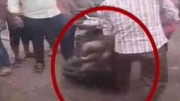 बीफ के शक में एक शख्स की सड़क पर पिटाई बीफ के शक में एक शख्स की सड़क पर पिटाई
