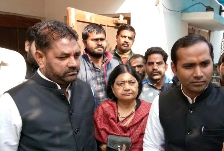 पीड़ित बहनों से मिलने पहुंचे सपा एमएलसी सुनील सिंह