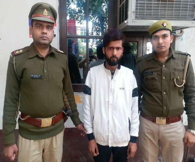 सोशल मीडिया पर विवादित टिप्पणी करने वाला उन्नाव का युवक गिरफ्तार सोशल मीडिया पर विवादित टिप्पणी करने वाला उन्नाव का युवक गिरफ्तार