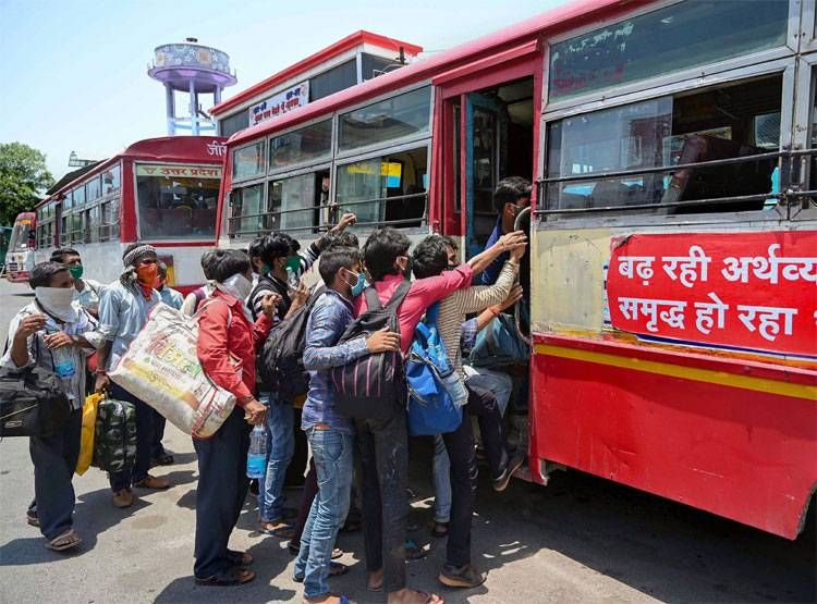 बे-बस मजदूर पर बस की राजनीति : कितनी हकीकत, कितना फसाना – प्रोफेसर (डॉ.) योगेन्द्र यादव बे-बस मजदूर पर बस की राजनीति : कितनी हकीकत, कितना फसाना – प्रोफेसर (डॉ.) योगेन्द्र यादव