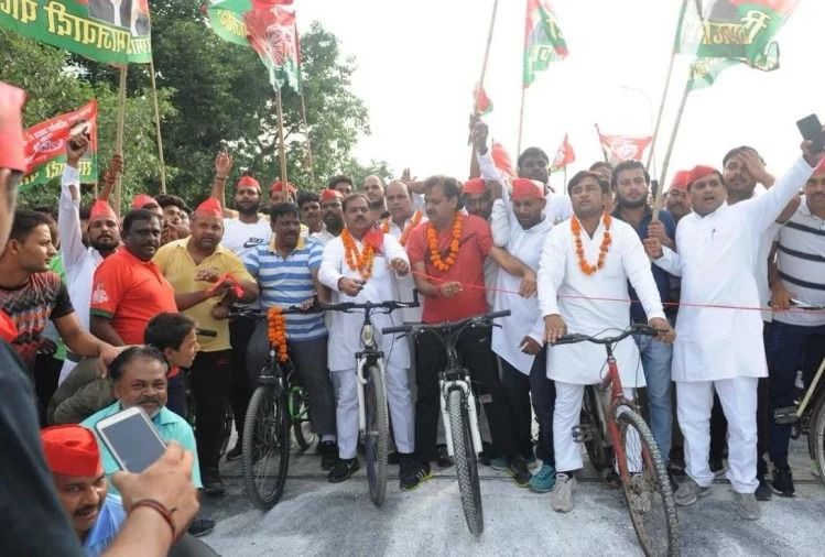 सपा कार्यकर्ताओं ने सरकार से पहले ही आज कर दिया पुल का उद्घाटन सपा कार्यकर्ताओं ने सरकार से पहले ही आज कर दिया पुल का उद्घाटन