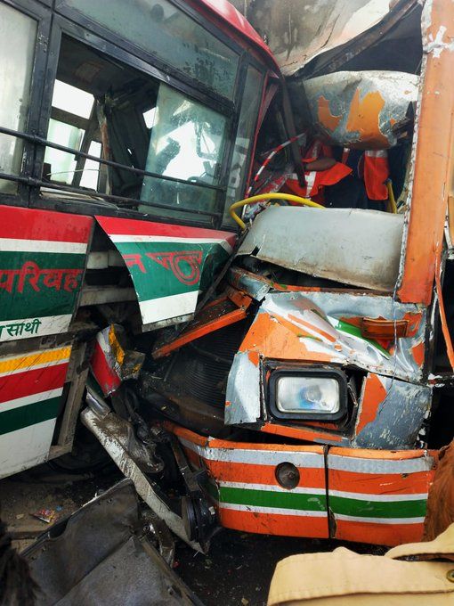 बहराइच-सुबह घने कोहरे में बहराइच रुपईडीहा हाईवे पर परिवहन निगम की दो बसों UP-40-T-9003 व UP- 40-T- 5185 में आमने सामने टक्कर। दोनों बसों के  08-10 लोग घायल, बस ड्राइवर की मौत