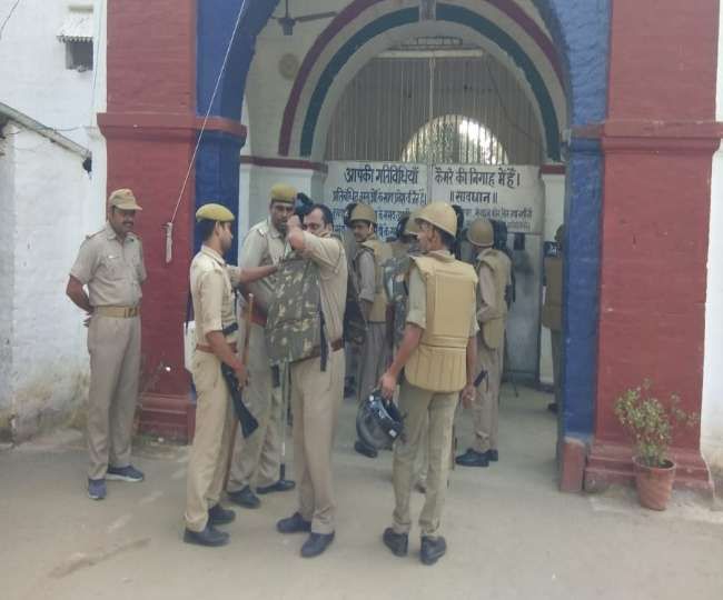 गोरखपुर जेल में बंदियों का बवाल ; पुलिस पर पथराव, डिप्टी जेलर समेत कई को पीटा