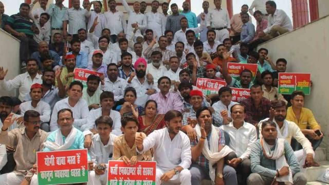 ध्वस्त कानून व्यवस्था को लेकर सपाइयों का हल्ला बोल