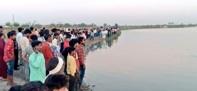 बागपत :: नाव पलटने से 15 लोग डूबे, एक शव मिला; बाकी की तलाश में लगे गोताखोर बागपत :: नाव पलटने से 15 लोग डूबे, एक शव मिला; बाकी की तलाश में लगे गोताखोर