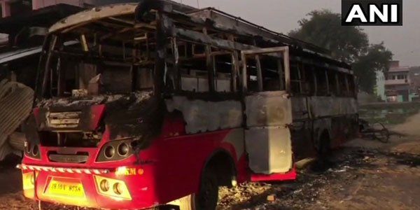 बिहारः औरंगाबाद में बीती रात नक्सलियों ने 4 बसों में आग लगाई और एक व्यक्ति की गोली मारकर हत्या की। CRPF और जिला पुलिस घटनास्थल पर मौजूद हैं।