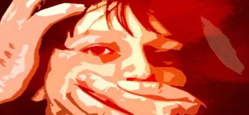 गुड़गांव में 4 आरोपियों ने महिला को कार से खींचा, रोड किनारे पति के सामने किया रेप गुड़गांव में 4 आरोपियों ने महिला को कार से खींचा, रोड किनारे पति के सामने किया रेप